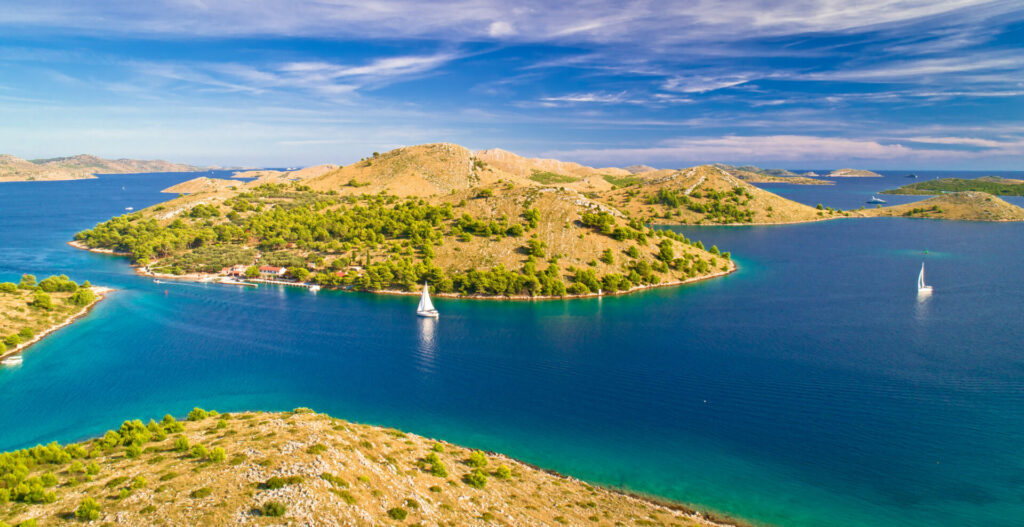 Zeilen tussen de Kornati-eilanden in Kroatië