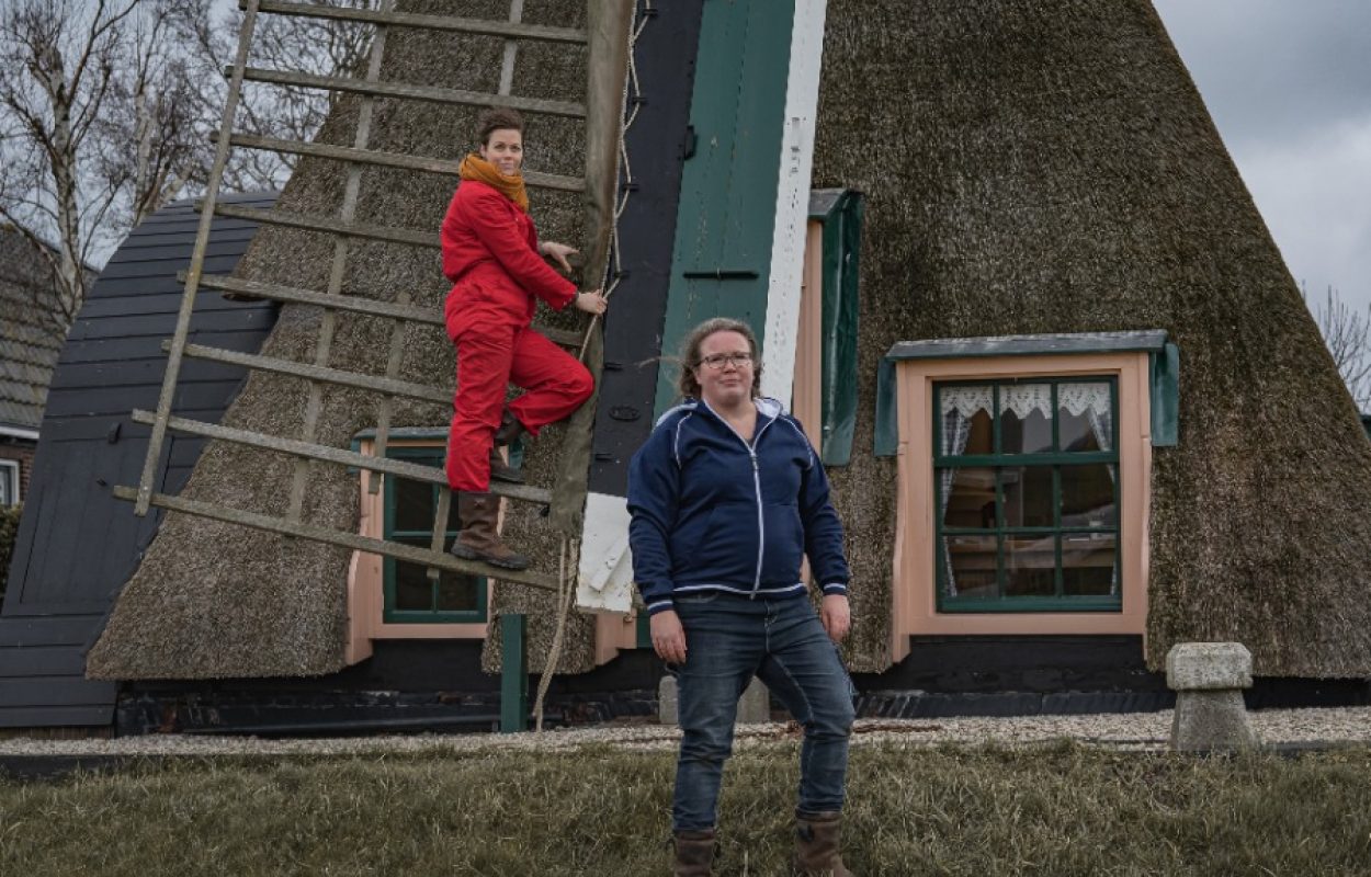 Marloes Stofferis (links) en Nadine Haasnoot (rechts) bij de Kockengense Molen, foto: @zaarstudios