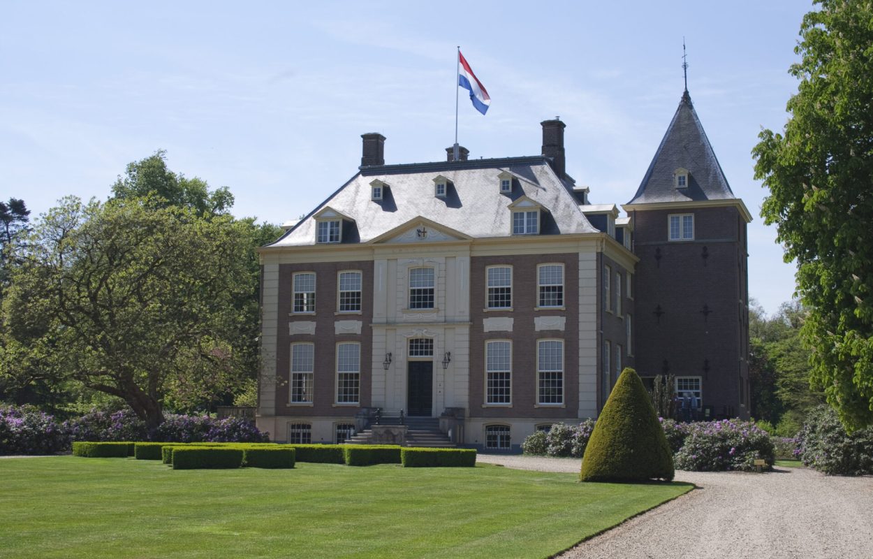 Verwolde-huis-vooraanzicht-schuin met vlag-JBu-09 (5)