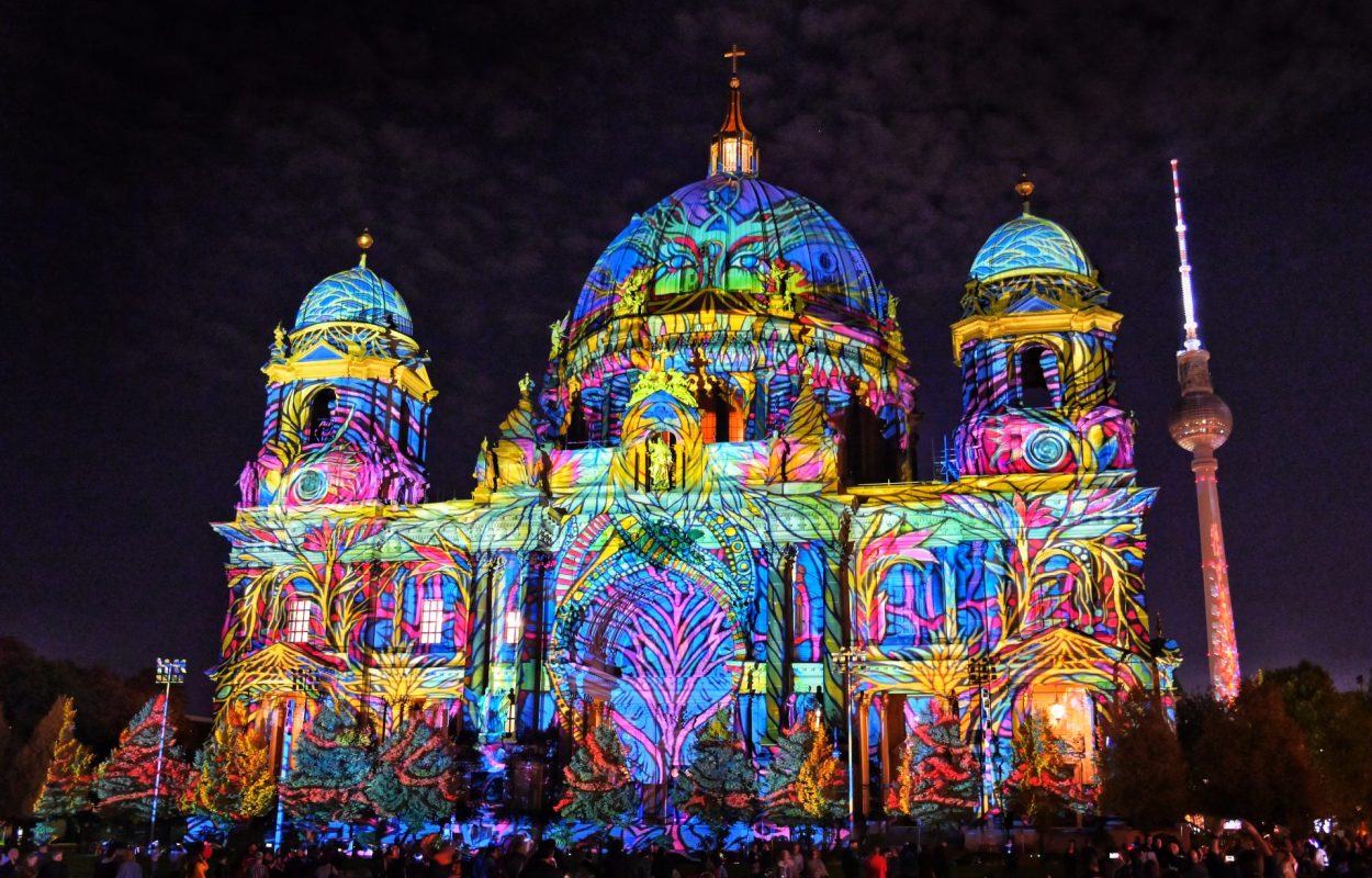 De Berliner Dom tijdens het lichtfestival in de stad