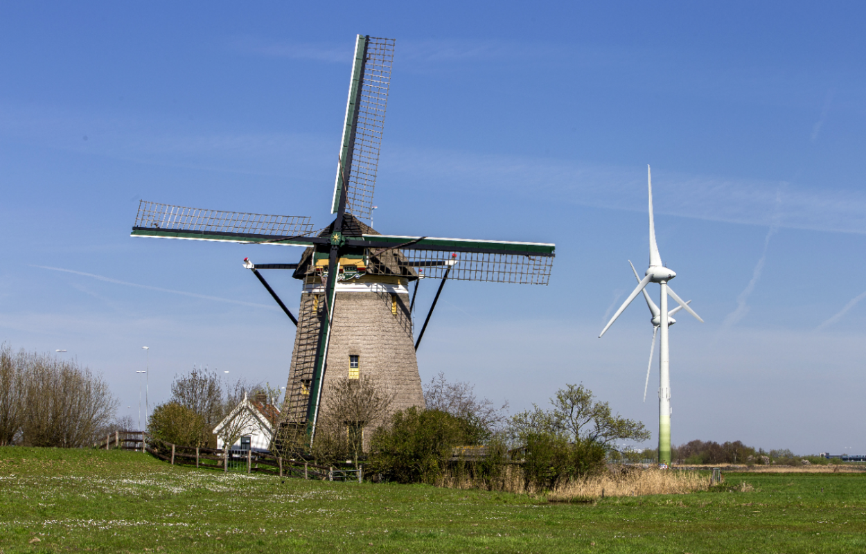 Oude molen en windmolens in Zoeterwoude in het Groene Hart bij Zuid-Holland.